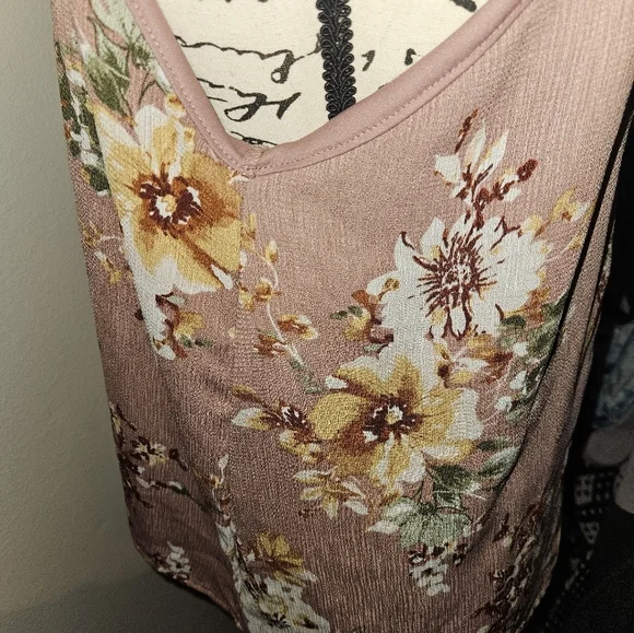 I Joah Womans Floral Top - Picture 7 of 8